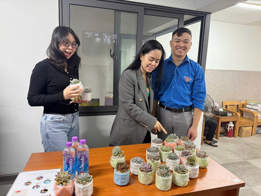 Chi đoàn Báo Tài chính - Đầu tư tích cực tham gia đổi pin cũ lấy cây xanh, giảm rác thải độc hại