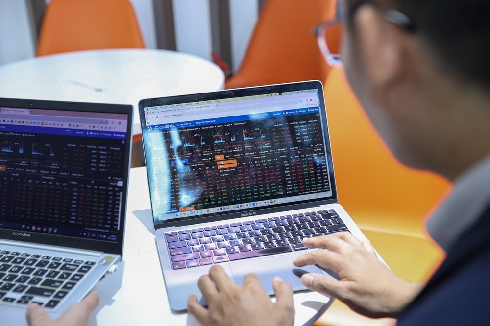 Chứng khoán ngày 10/12: Áp lực bán mạnh tại nhóm bất động sản, VN-Index lùi về dưới mốc 1.720 điểm