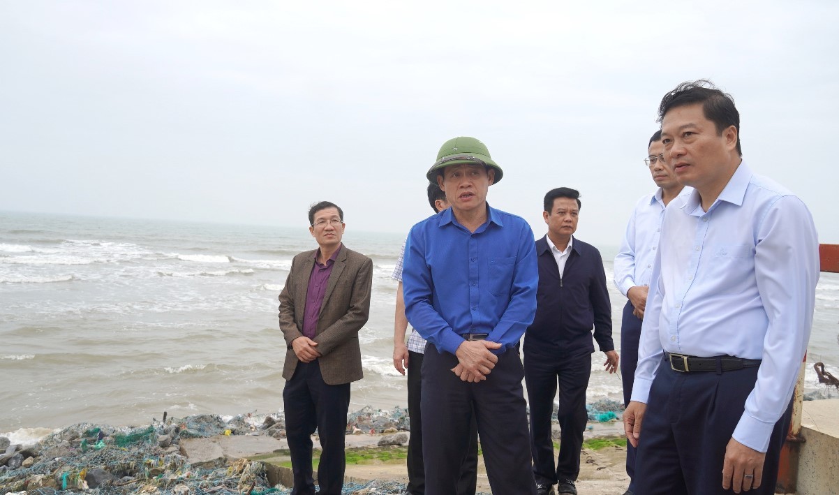 Chủ tịch UBND tỉnh Quảng Trị Lê Hồng Vinh (thứ nhất, phải ảnh) đi kiểm tra tiến độ một dự án đầu tư công trên địa bàn tỉnh. Ảnh: Tiến Nhất