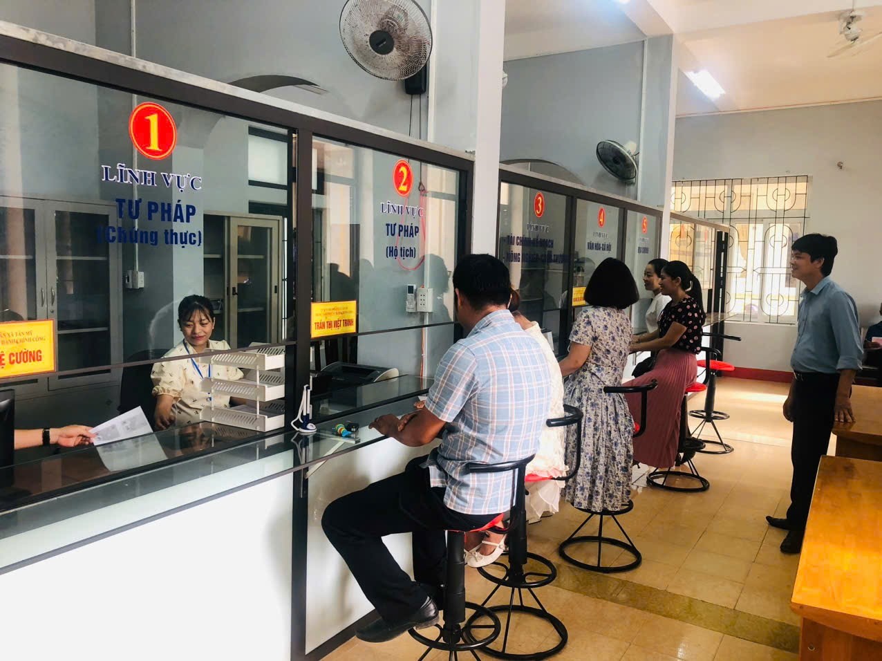 Một hoạt động giao dịch hành chính cấp xã trên địa bàn tỉnh Quảng Trị. Ảnh: Nhân Trương