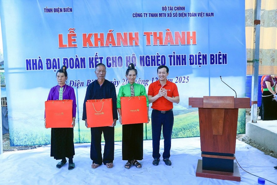 Bộ trưởng Nguyễn Văn Thắng dự lễ khánh thành và bàn giao nhà Đại đoàn kết cho 108 hộ nghèo tại Điện Biên Bộ trưởng Nguyễn Văn Thắng dự lễ khánh thành và bàn giao nhà Đại đoàn kết cho 108 hộ nghèo tại Điện Biên