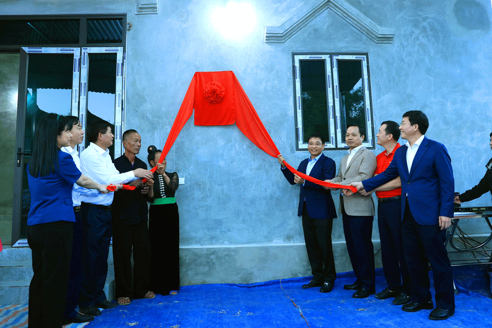 undefined Bộ trưởng Nguyễn Văn Thắng dự lễ khánh thành và bàn giao nhà Đại đoàn kết cho 108 hộ nghèo tại Điện Biên