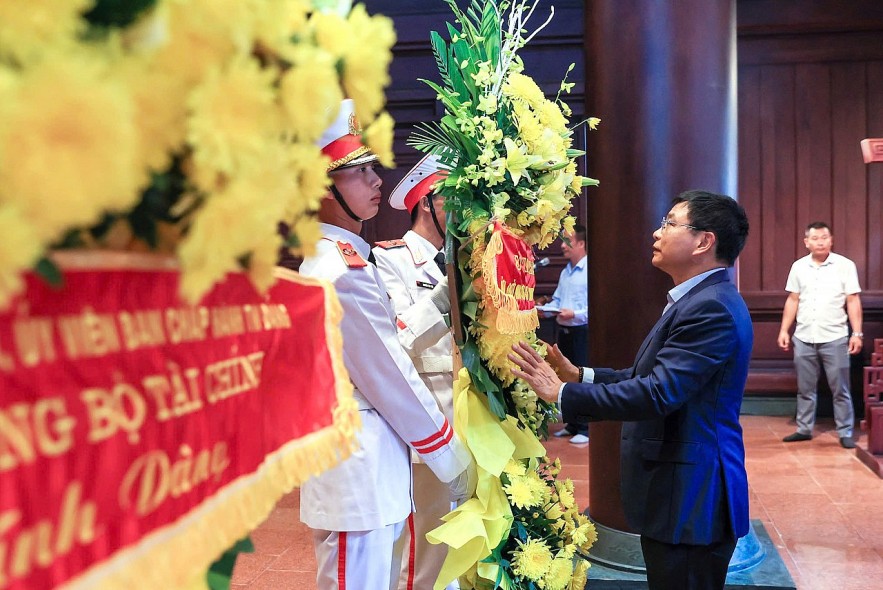 Bộ trưởng Nguyễn Văn Thắng dự lễ khánh thành và bàn giao nhà Đại đoàn kết cho 108 hộ nghèo tại Điện Biên Bộ trưởng Nguyễn Văn Thắng dự lễ khánh thành và bàn giao nhà Đại đoàn kết cho 108 hộ nghèo tại Điện Biên
