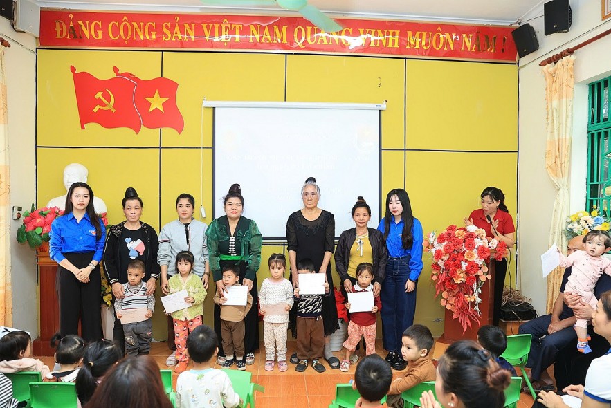 Tuổi trẻ Vụ I, Bộ Tài chính tri ân lịch sử, sẻ chia với học sinh vùng khó khăn tại Điện Biên Tuổi trẻ Vụ I, Bộ Tài chính tri ân lịch sử, sẻ chia với học sinh vùng khó khăn tại Điện Biên