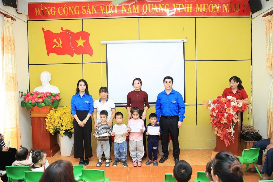 Tuổi trẻ Vụ I, Bộ Tài chính tri ân lịch sử, sẻ chia với học sinh vùng khó khăn tại Điện Biên Tuổi trẻ Vụ I, Bộ Tài chính tri ân lịch sử, sẻ chia với học sinh vùng khó khăn tại Điện Biên