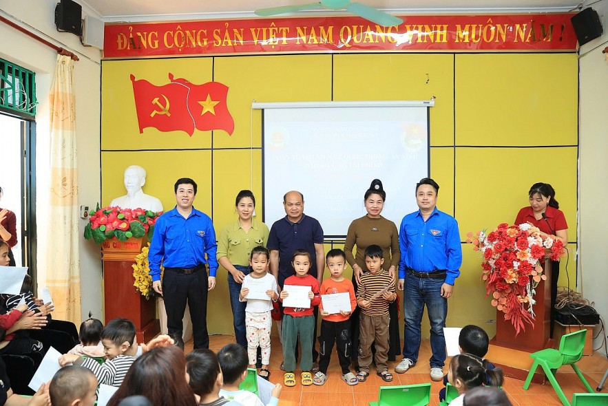 Tuổi trẻ Vụ I, Bộ Tài chính tri ân lịch sử, sẻ chia với học sinh vùng khó khăn tại Điện Biên Tuổi trẻ Vụ I, Bộ Tài chính tri ân lịch sử, sẻ chia với học sinh vùng khó khăn tại Điện Biên