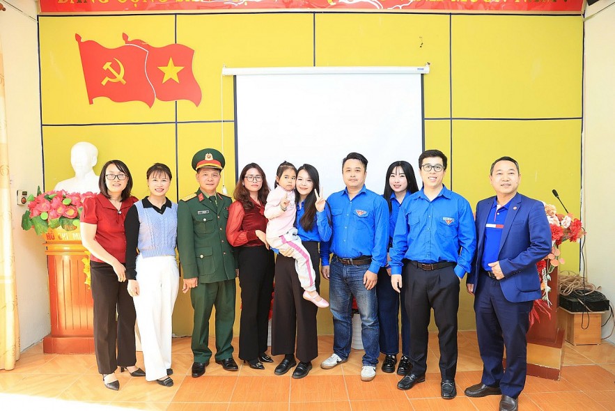 Tuổi trẻ Vụ I, Bộ Tài chính tri ân lịch sử, sẻ chia với học sinh vùng khó khăn tại Điện Biên Tuổi trẻ Vụ I, Bộ Tài chính tri ân lịch sử, sẻ chia với học sinh vùng khó khăn tại Điện Biên