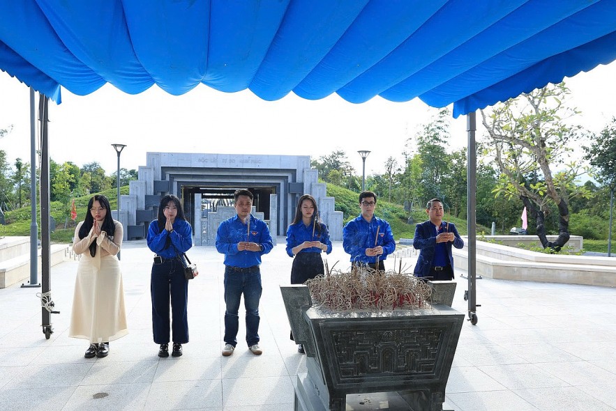 Tuổi trẻ Vụ I, Bộ Tài chính tri ân lịch sử, sẻ chia với học sinh vùng khó khăn tại Điện Biên Tuổi trẻ Vụ I, Bộ Tài chính tri ân lịch sử, sẻ chia với học sinh vùng khó khăn tại Điện Biên