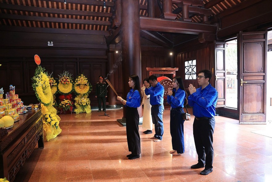 Tuổi trẻ Vụ I, Bộ Tài chính tri ân lịch sử, sẻ chia với học sinh vùng khó khăn tại Điện Biên Tuổi trẻ Vụ I, Bộ Tài chính tri ân lịch sử, sẻ chia với học sinh vùng khó khăn tại Điện Biên