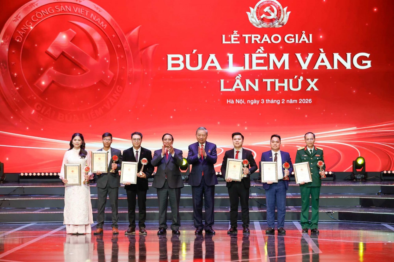 Tuyên dương Bí thư chi bộ xuất sắc và trao giải Búa liềm Vàng lần thứ X