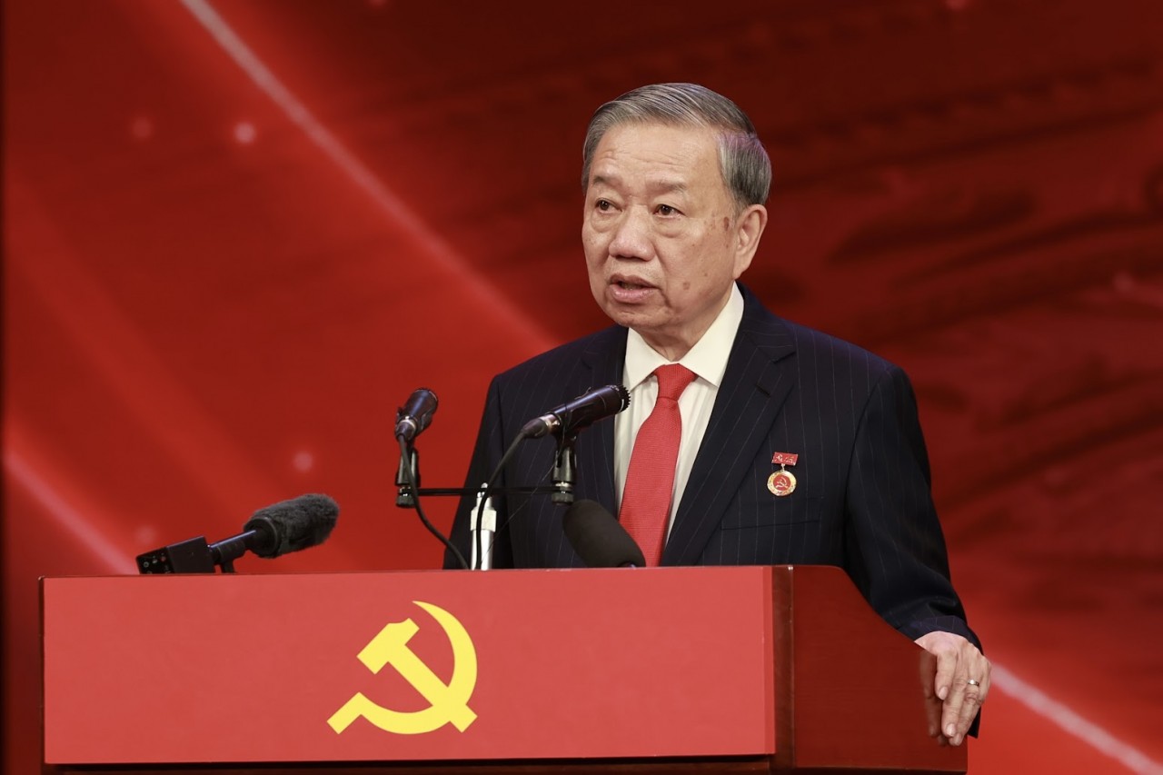 Tuyên dương Bí thư chi bộ xuất sắc và trao giải Búa liềm Vàng lần thứ X