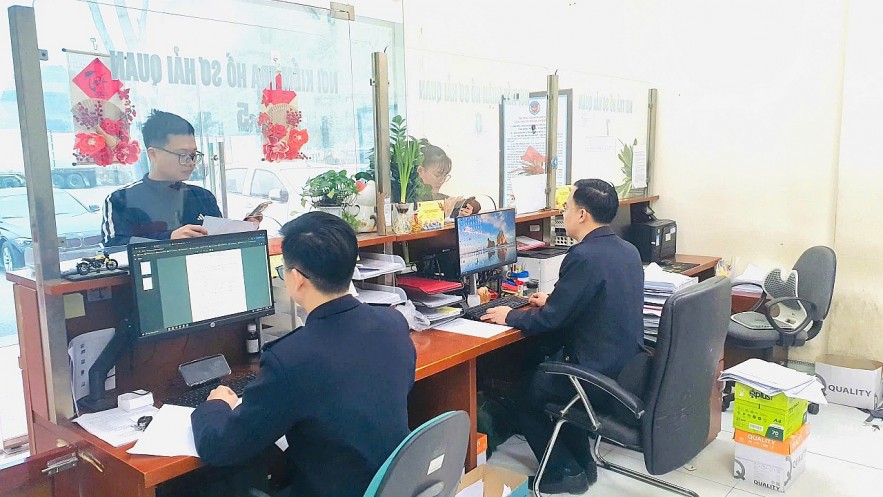 undefined Hải quan làm thủ tục gần 310 xe hàng, hơn 18.700 lượt hành khách qua cửa khẩu Lạng Sơn