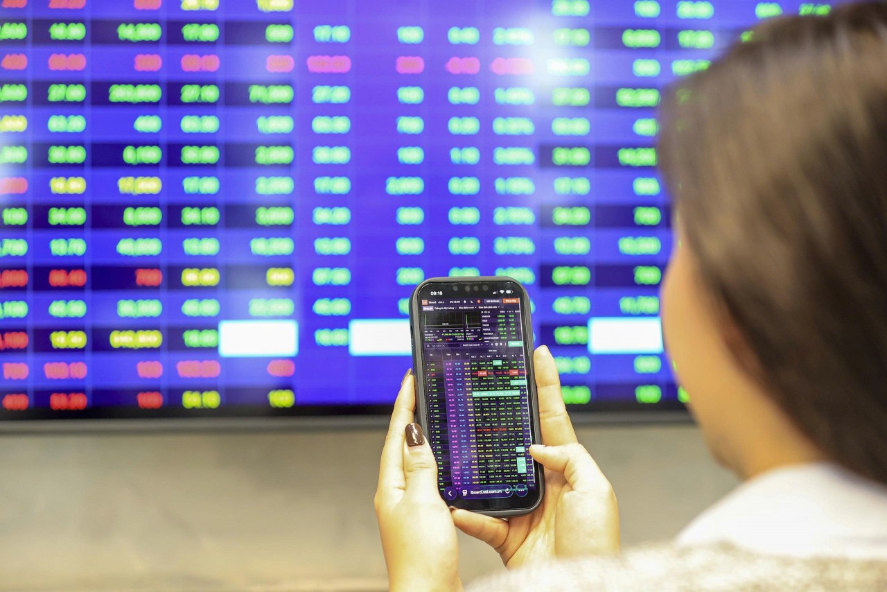 Chứng khoán ngày 24/2: VN-Index tiếp đà tăng điểm, hướng về mốc 1.900 điểm Chứng khoán ngày 24/2: VN-Index tiếp đà tăng điểm, hướng về mốc 1.900 điểm