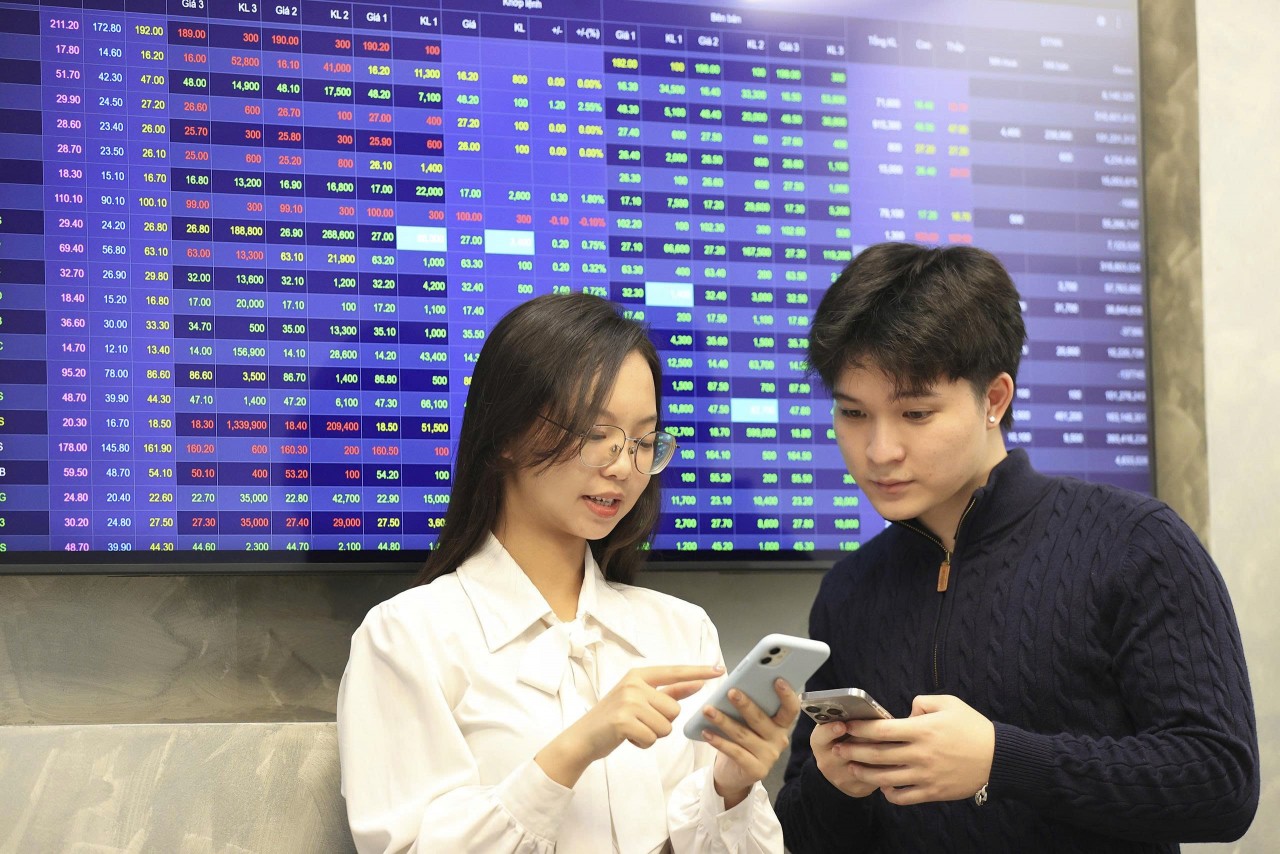 Chứng khoán ngày 26/2: VN-Index áp sát mốc 1.900 điểm, dòng tiền xoay tua tìm cơ hội Chứng khoán ngày 26/2: VN-Index áp sát mốc 1.900 điểm, dòng tiền xoay tua tìm cơ hội