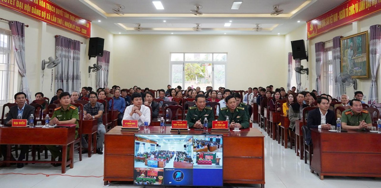 Các cử tri tham gia buổi tiếp xúc cử tri ở xã Hòa Trạch