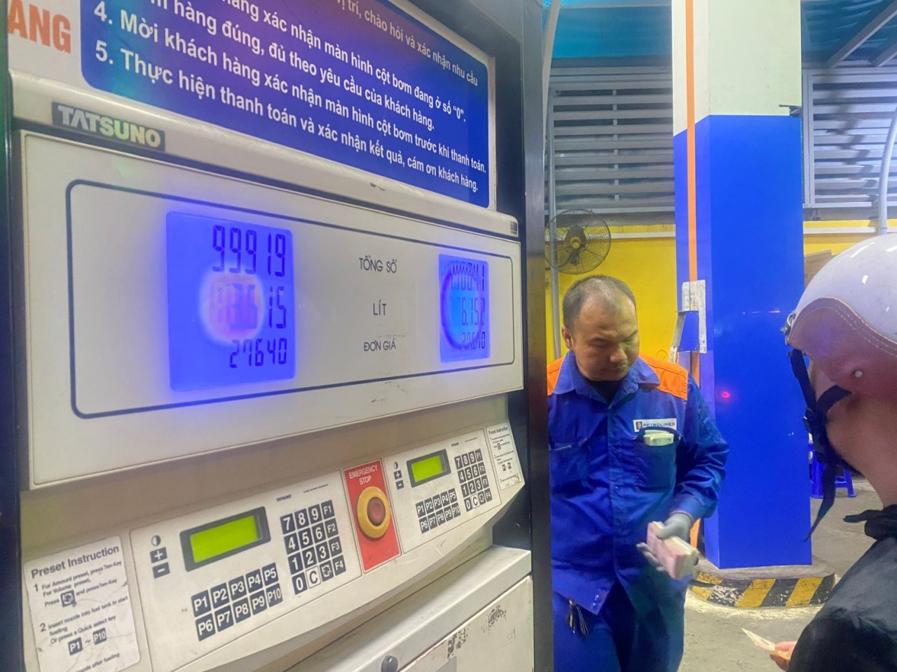 Giá xăng dầu của Việt Nam: Điều hành bám sát giá thế giới