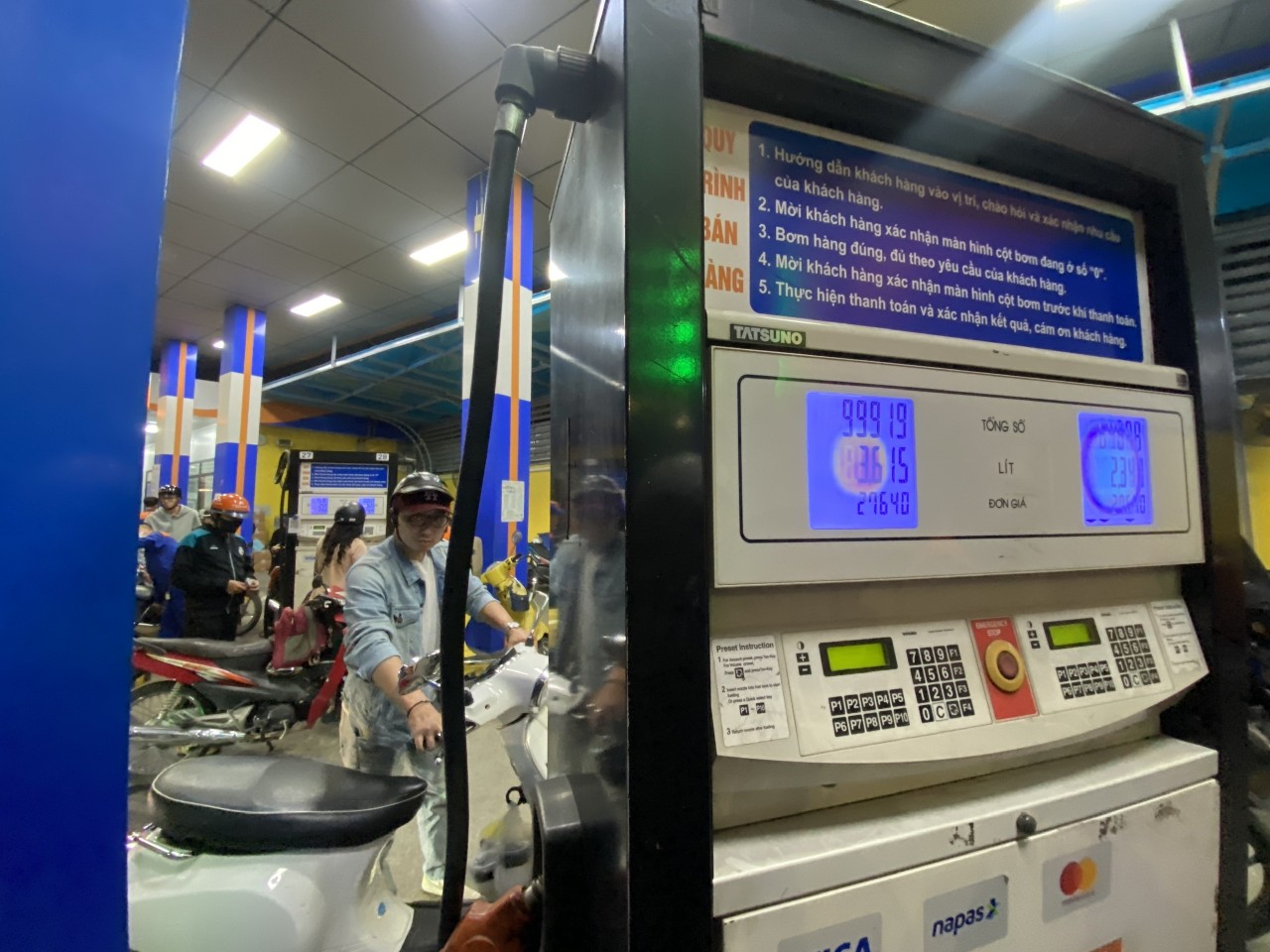 Giá xăng dầu của Việt Nam: Điều hành bám sát giá thế giới