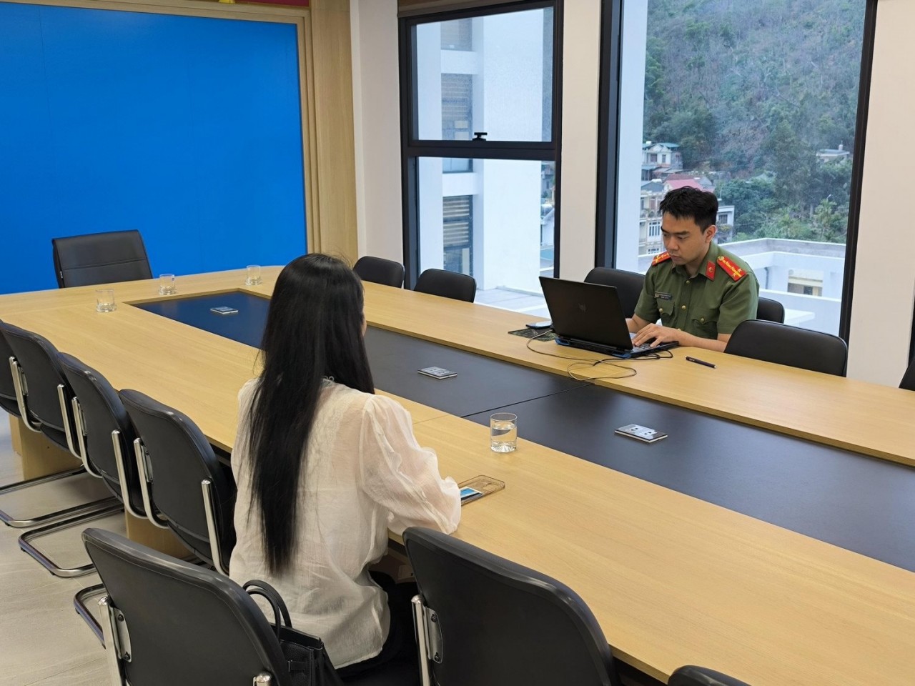 Chủ tài khoản Facebook đăng tải nội dung sai sự thật tại cơ quan Công an. (Ảnh: Công an tỉnh Quảng Ninh)