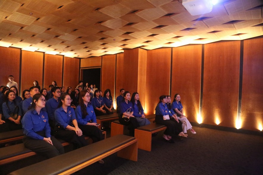 Tuổi trẻ Bộ Tài chính tham quan Nhà Quốc hội, hướng tới kỳ bầu cử Quốc hội khóa XVI Tuổi trẻ Bộ Tài chính tham quan Nhà Quốc hội, hướng tới kỳ bầu cử Quốc hội khóa XVI