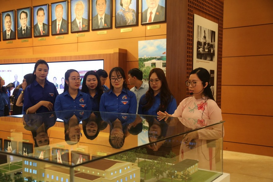 Tuổi trẻ Bộ Tài chính tham quan Nhà Quốc hội, hướng tới kỳ bầu cử Quốc hội khóa XVI Tuổi trẻ Bộ Tài chính tham quan Nhà Quốc hội, hướng tới kỳ bầu cử Quốc hội khóa XVI