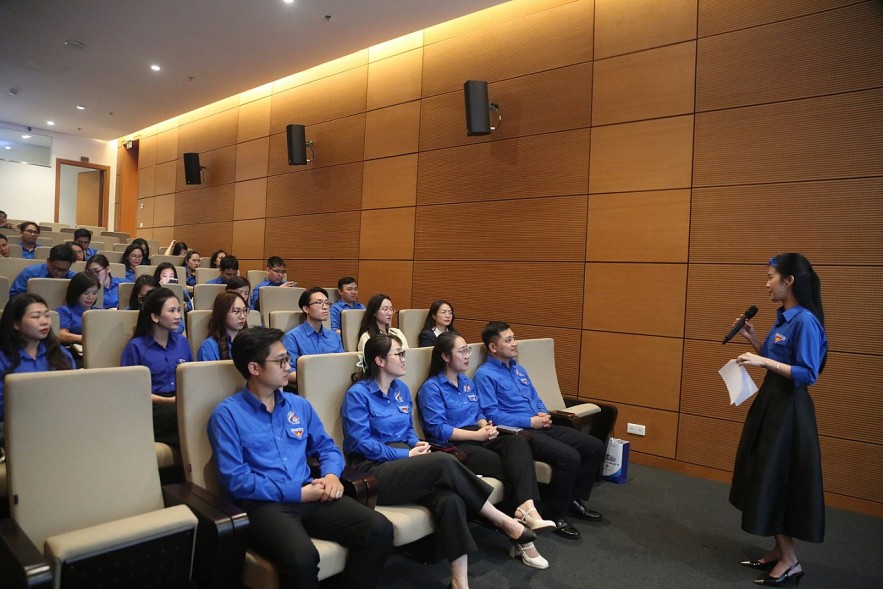 Tuổi trẻ Bộ Tài chính tham quan Nhà Quốc hội, hướng tới kỳ bầu cử Quốc hội khóa XVI Tuổi trẻ Bộ Tài chính tham quan Nhà Quốc hội, hướng tới kỳ bầu cử Quốc hội khóa XVI