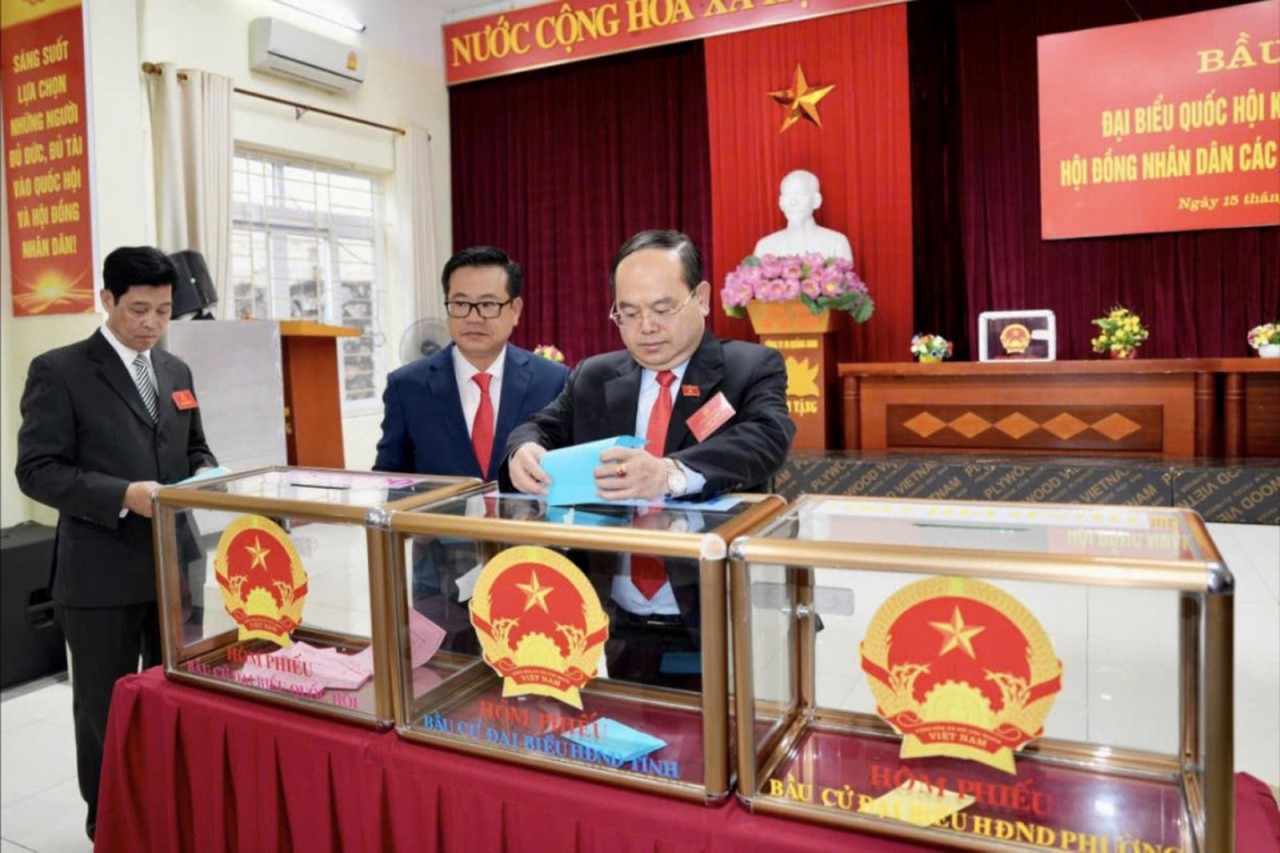 Quảng Ninh rộn ràng ngày bầu cử, cử tri toàn tỉnh nô nức thực hiện quyền công dân Quảng Ninh rộn ràng ngày bầu cử, cử tri toàn tỉnh nô nức thực hiện quyền công dân