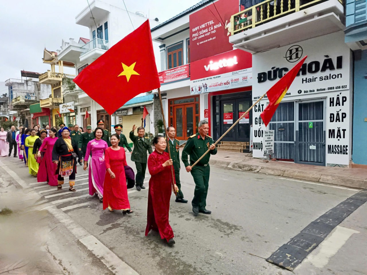 Quảng Ninh rộn ràng ngày bầu cử, cử tri toàn tỉnh nô nức thực hiện quyền công dân Quảng Ninh rộn ràng ngày bầu cử, cử tri toàn tỉnh nô nức thực hiện quyền công dân