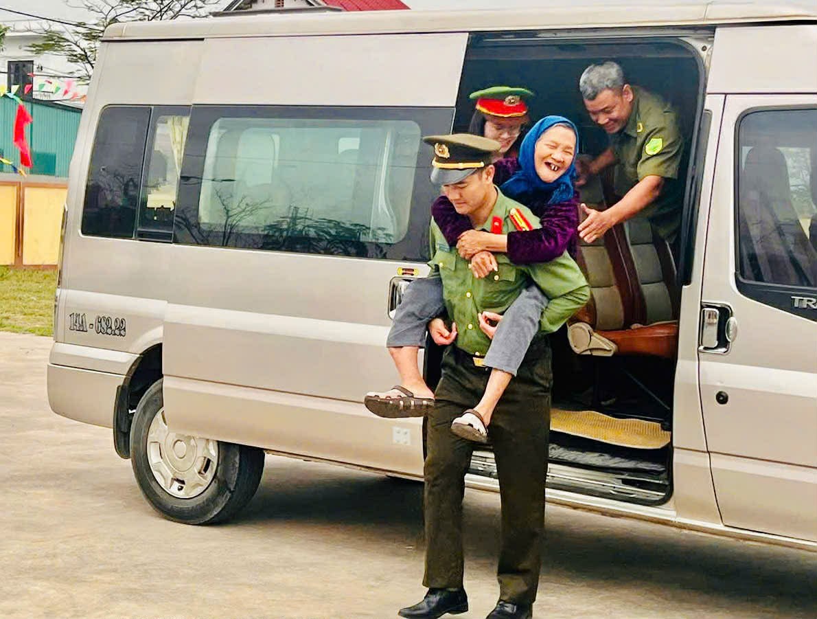 Quảng Ninh rộn ràng ngày bầu cử, cử tri toàn tỉnh nô nức thực hiện quyền công dân Quảng Ninh rộn ràng ngày bầu cử, cử tri toàn tỉnh nô nức thực hiện quyền công dân