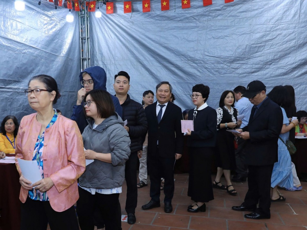 Chủ tịch UBND TP. Hà Nội Vũ Đại Thắng xếp hàng bỏ phiếu bầu cử tại phường Giảng Võ