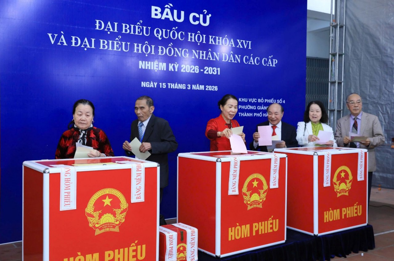 Chủ tịch UBND TP. Hà Nội Vũ Đại Thắng xếp hàng bỏ phiếu bầu cử tại phường Giảng Võ