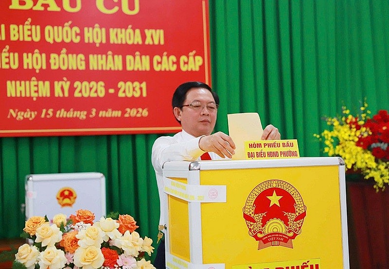 Thực hiện quyền công dân nơi cư trú, Phó Thủ tướng Hồ Quốc Dũng trực tiếp bỏ phiếu vào hòm tại khu vực bỏ phiếu số 20 của phường Quy Nhơn Nam. Thực hiện quyền công dân nơi cư trú, Phó Thủ tướng Hồ Quốc Dũng trực tiếp bỏ phiếu vào hòm tại khu vực bỏ phiếu số 20 của phường Quy Nhơn Nam.