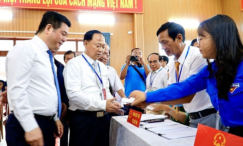 Bí thư Tỉnh ủy Thái Đại Ngọc (trước) và Phó Bí thư chuyên trách Đảng ủy Quốc hội Nguyễn Hồng Diên tiến hành bỏ phiếu. Bí thư Tỉnh ủy Thái Đại Ngọc (trước) và Phó Bí thư chuyên trách Đảng ủy Quốc hội Nguyễn Hồng Diên tiến hành bỏ phiếu.