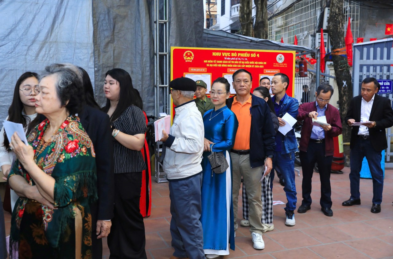 Chủ tịch UBND TP. Hà Nội Vũ Đại Thắng xếp hàng bỏ phiếu bầu cử tại phường Giảng Võ