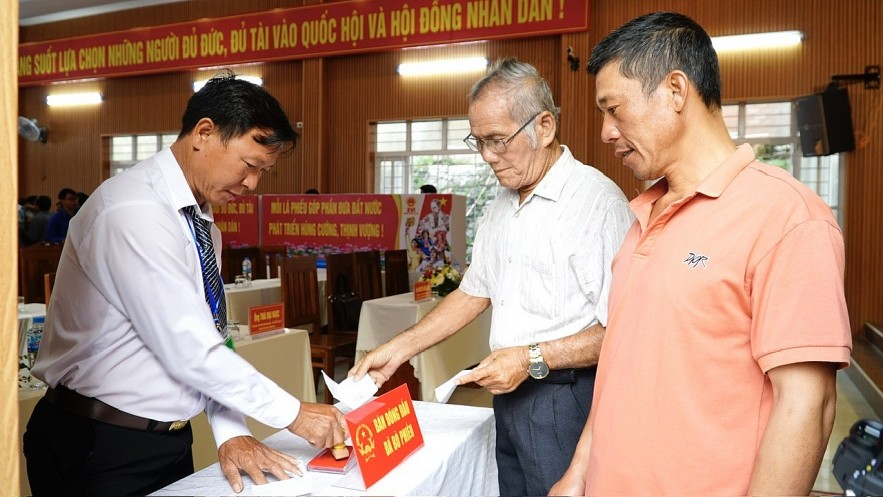 Cử tri nhận thẻ cử tri có đóng dấu xác nhận đã đi đầu cử.