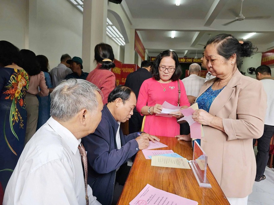 Cử tri tỉnh Gia Lai nhận phiếu bầu tại địa điểm bầu cử.