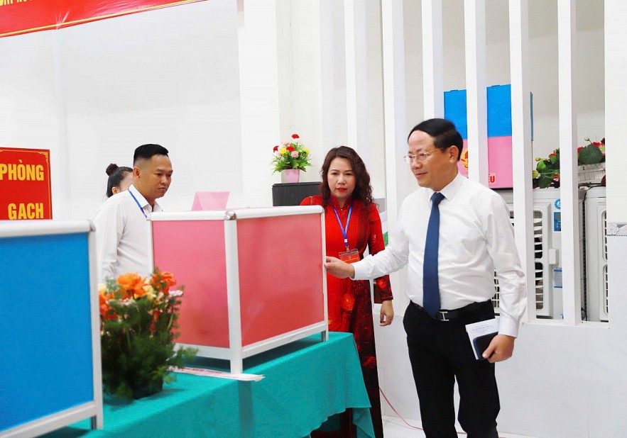 Ông Phạm Anh Tuấn - Chủ tịch UBND tỉnh Gia Lai kiểm tra hòm phiếu tại điểm bầu cử trong ngày 15/3.