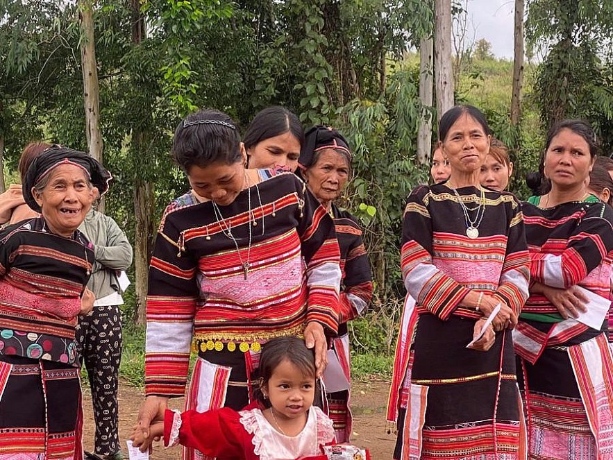 Cử tri thôn O2 cầm trên tay thẻ cử tri phấn khởi trong ngày đi bầu cử.