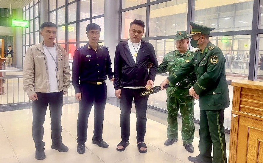 Hải quan phối hợp bắt đối tượng vận chuyển gần 20 cây vàng qua cửa khẩu Móng Cái