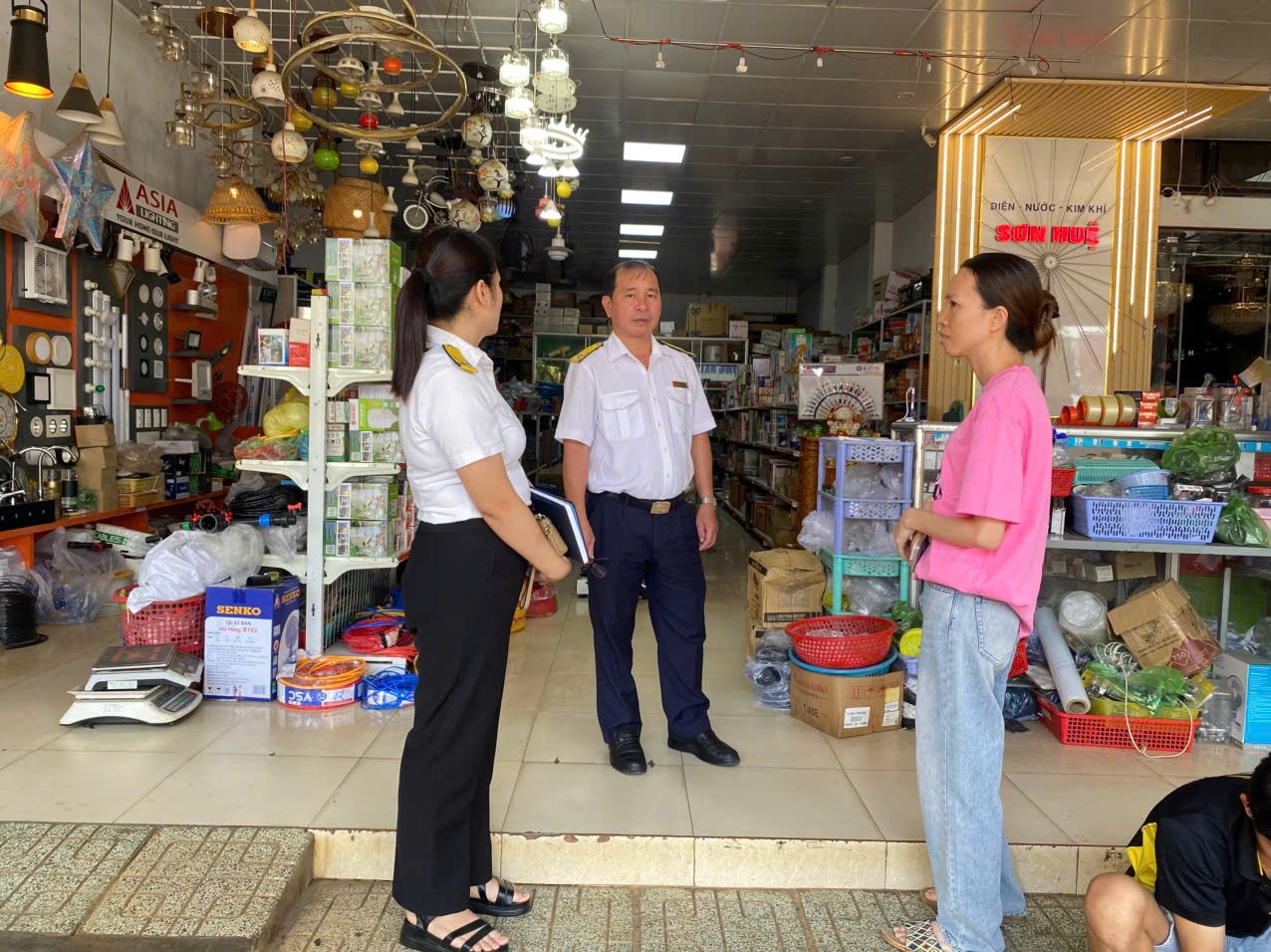 Đắk Lắk đẩy mạnh cao điểm hỗ trợ thuế, chuyển từ quản lý sang đồng hành với 64.000 hộ kinh doanh Đắk Lắk đẩy mạnh cao điểm hỗ trợ thuế, chuyển từ quản lý sang đồng hành với 64.000 hộ kinh doanh